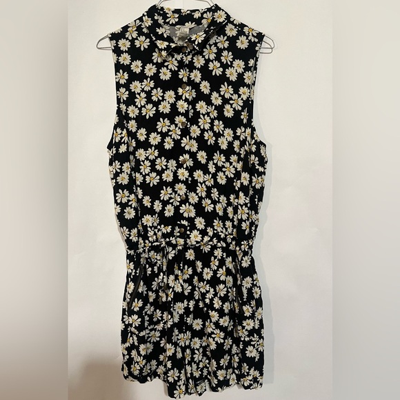 Forever 21 Black & White Daisy Romper Size M - Picture 1 of 7